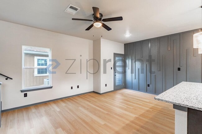 Building Photo - Unit A