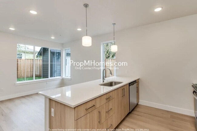 Foto del edificio - Modern Two Bedroom Unit with Fenced Yard!