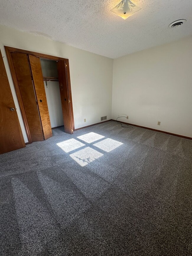 Building Photo - 1383 Parkside Dr