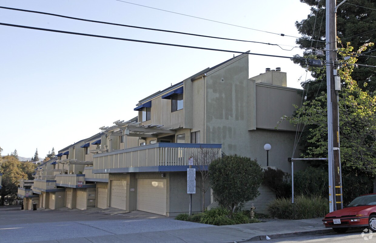 Building Photo - 1000-1015 Imperial Pl