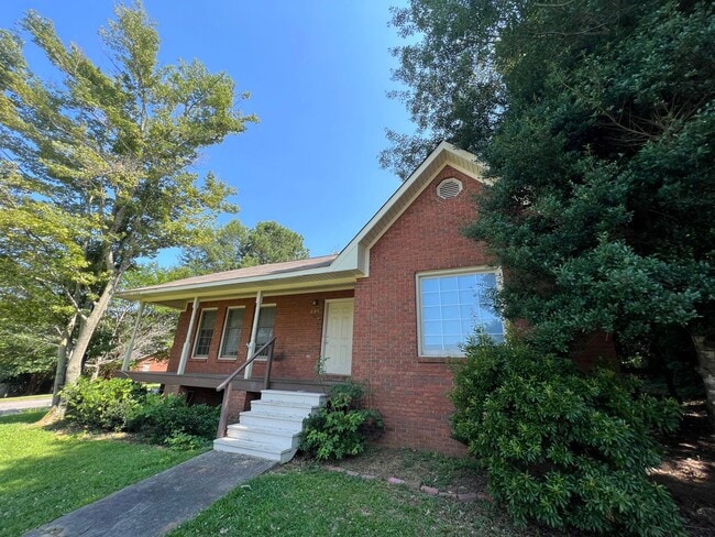 Conveniently Located 3-Bedroom Home Near A... - Conveniently Located 3-Bedroom Home Near A...