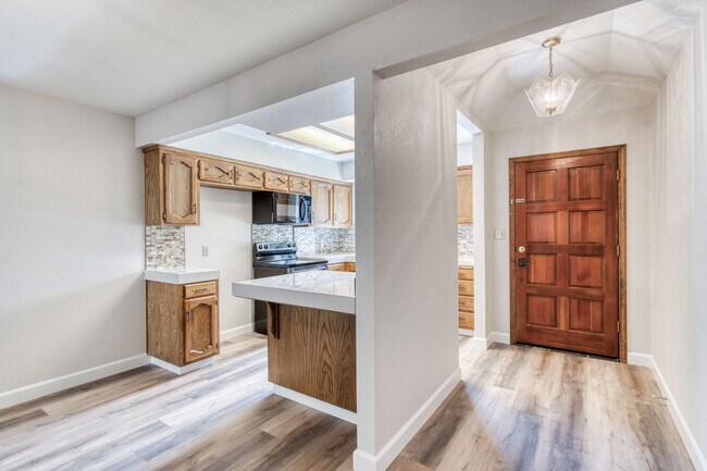 Foto del edificio - 1556 W Herndon Ave
