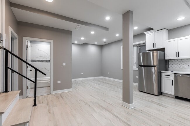 Building Photo - 1430 N Maplewood Ave