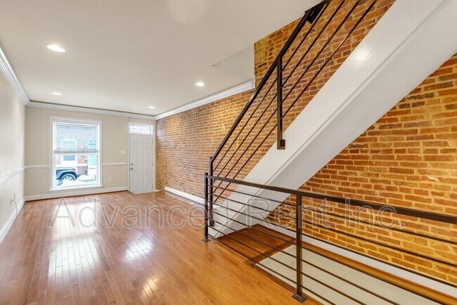 Building Photo - 502 S Decker Ave