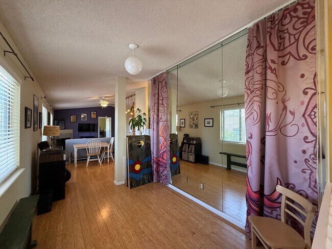 Building Photo - Charming 2-Bedroom Townhome Near North Tab...