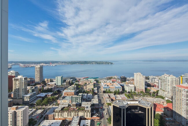 Building Photo - Luxurious 1Bed Condo w/ Den! Welcome to In...