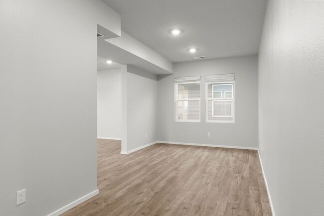 Building Photo - Newer Construction Home in Upriver Drive N...