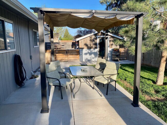 Backyard patio space - 2073 Tunis Cir