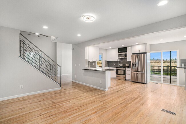 Building Photo - Available NOW! 5 Bedroom 3.5 Bath Highland...