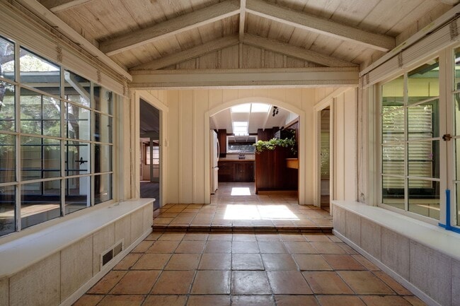 Building Photo - 3 Bedroom, 2 Bath - Available Through Dece...