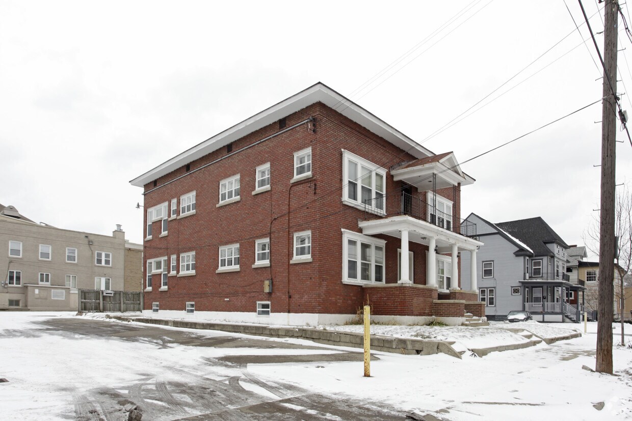 Building Photo - 833-835 Cherry Dr SE