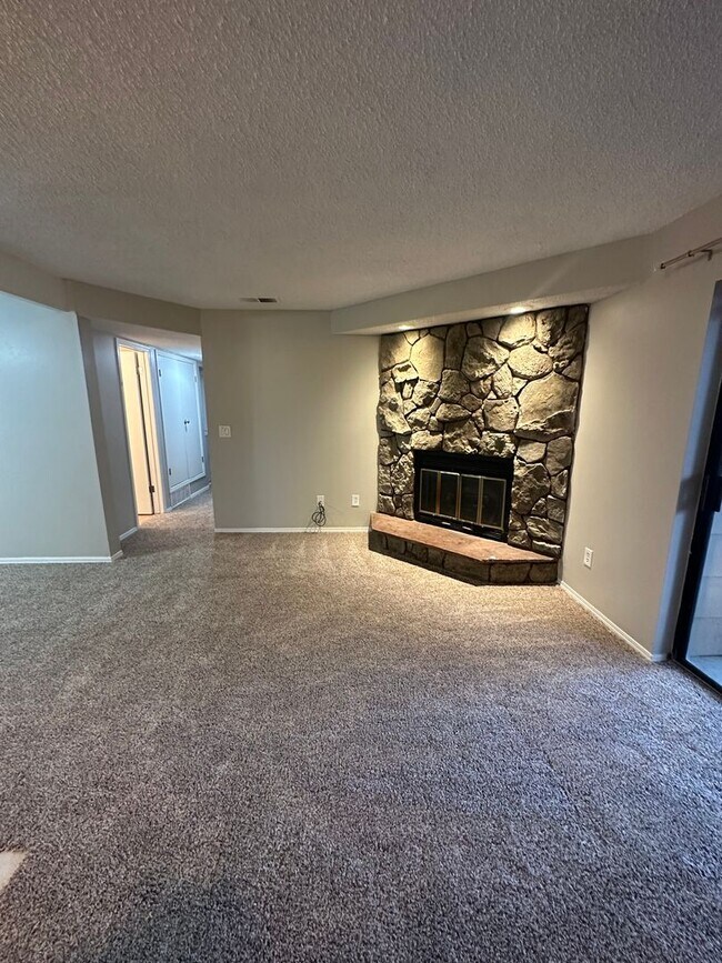 Foto del edificio - Spacious 2bed/2bath Apartment in unit W/D!