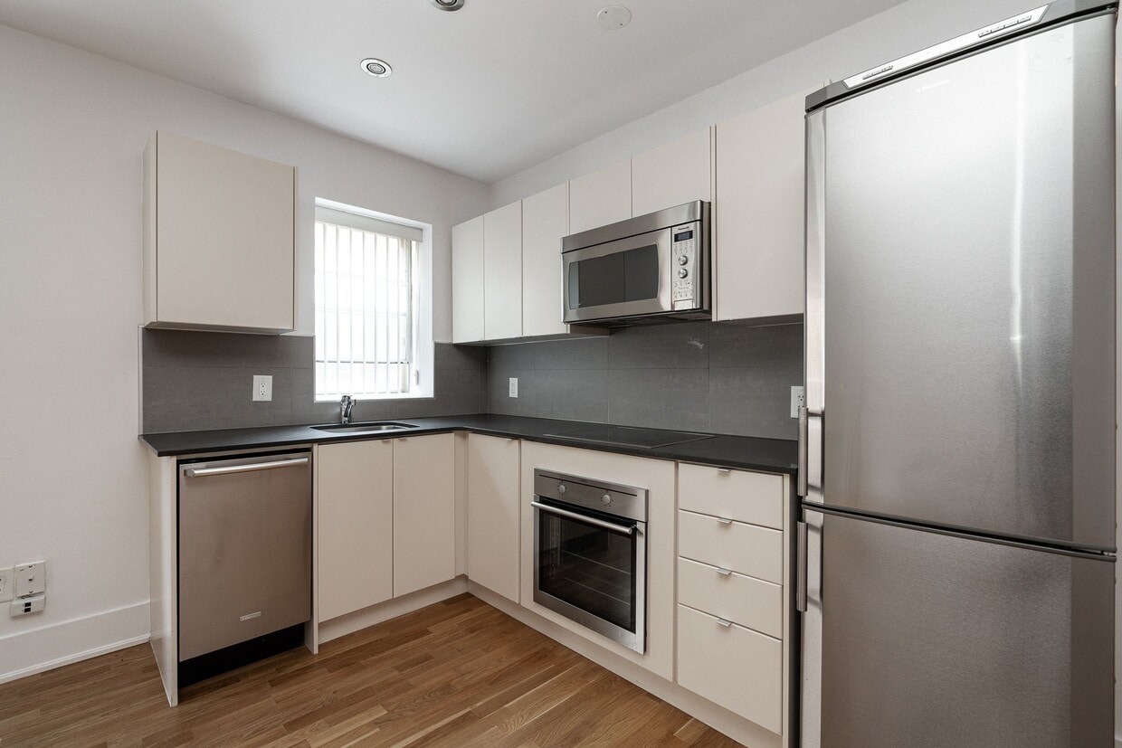 Primary Photo - 81 Isabella St