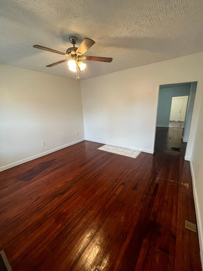 Building Photo - 565 E Deshler Ave