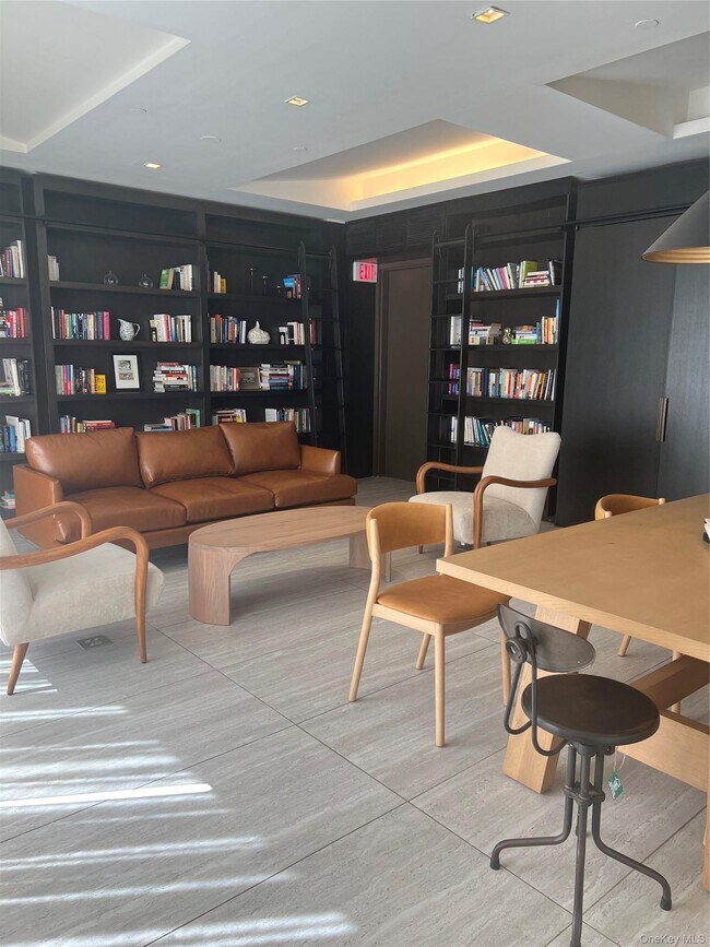 Foto del edificio - 11-25-25 45th Ave