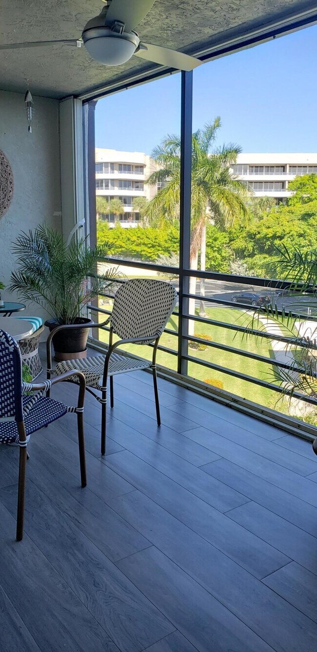 Building Photo - 555 Banyan Tree Ln