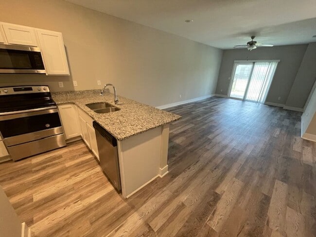 Building Photo - For Rent – Beautiful 3 Bed | 2 Bath Single...