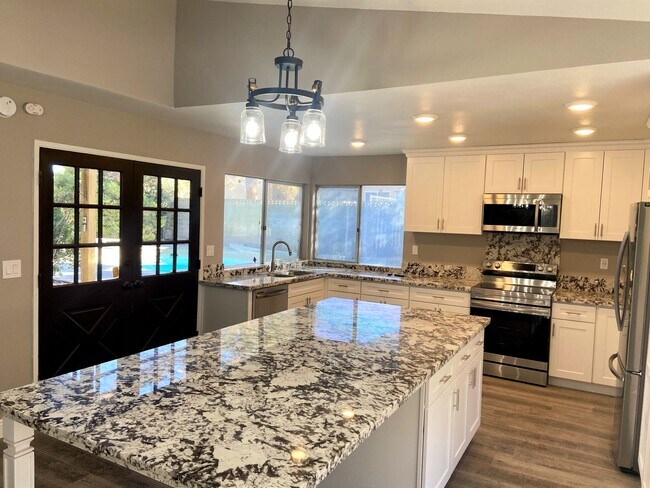 Foto del edificio - NORTHWEST POOL HOME Available in April!