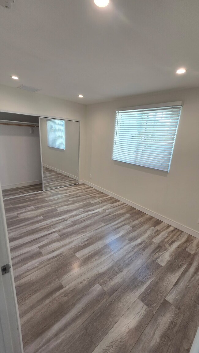 Foto del edificio - 6724 Simpson Ave