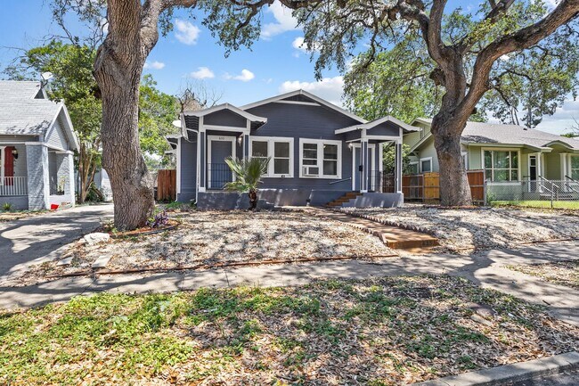 Foto del edificio - Charming Home Awaits: Spacious & Modern Li...
