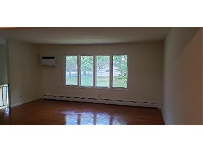 Building Photo - 1901 Tamarack Ln