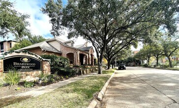 Building Photo - 2255 Braeswood Park Dr