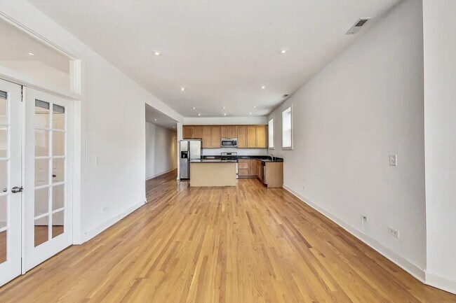 Foto del edificio - 2459 W Augusta Blvd