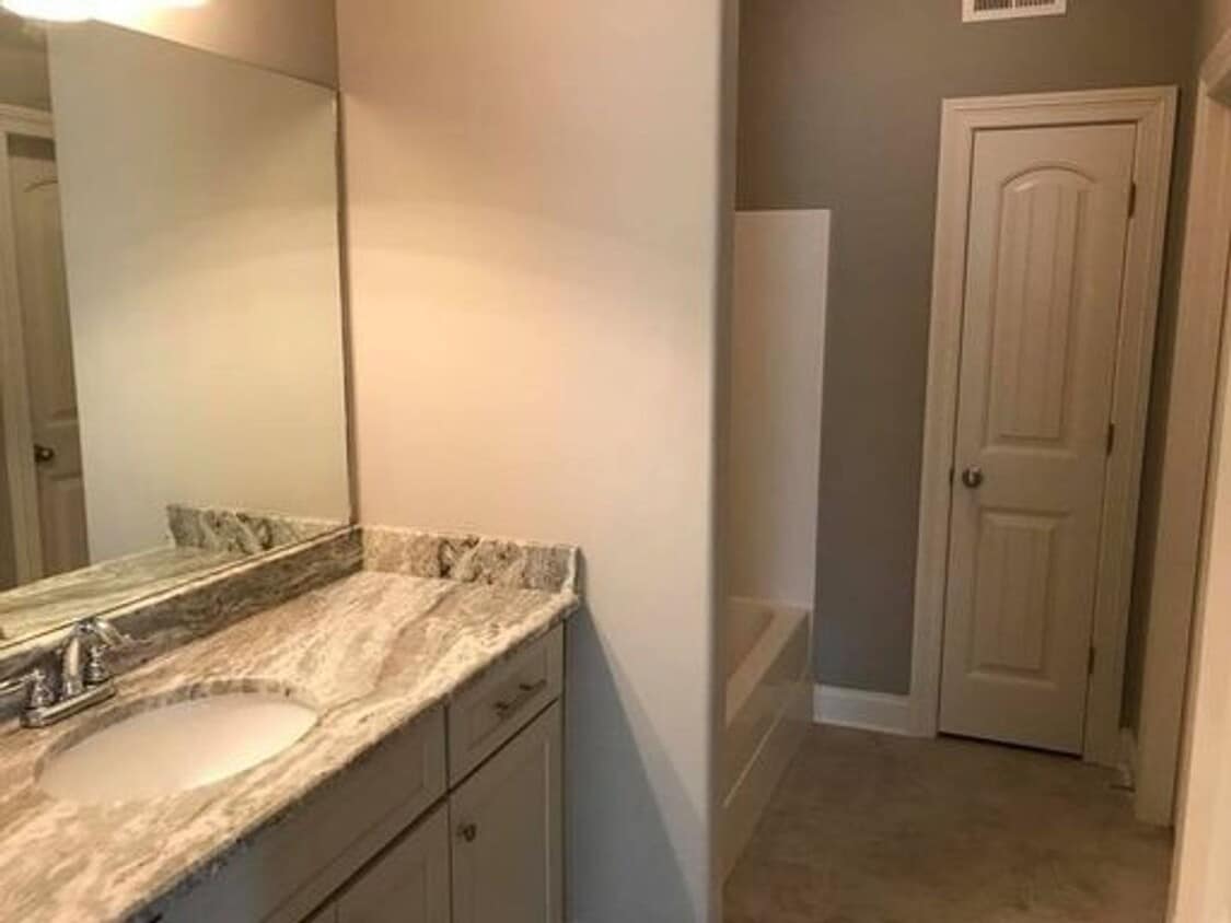 Foto principal - West End Unit 61