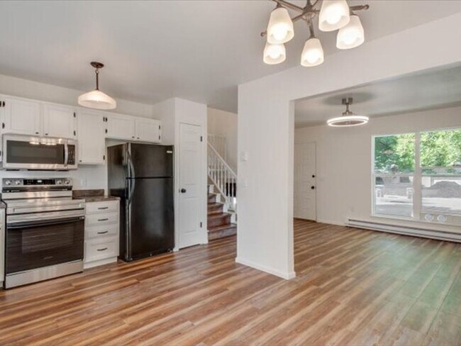Building Photo - WELCOME TO THIS CHARMING HOME!