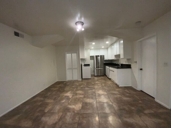 Building Photo - Spacious Silverlake Condo – Move-In Ready!