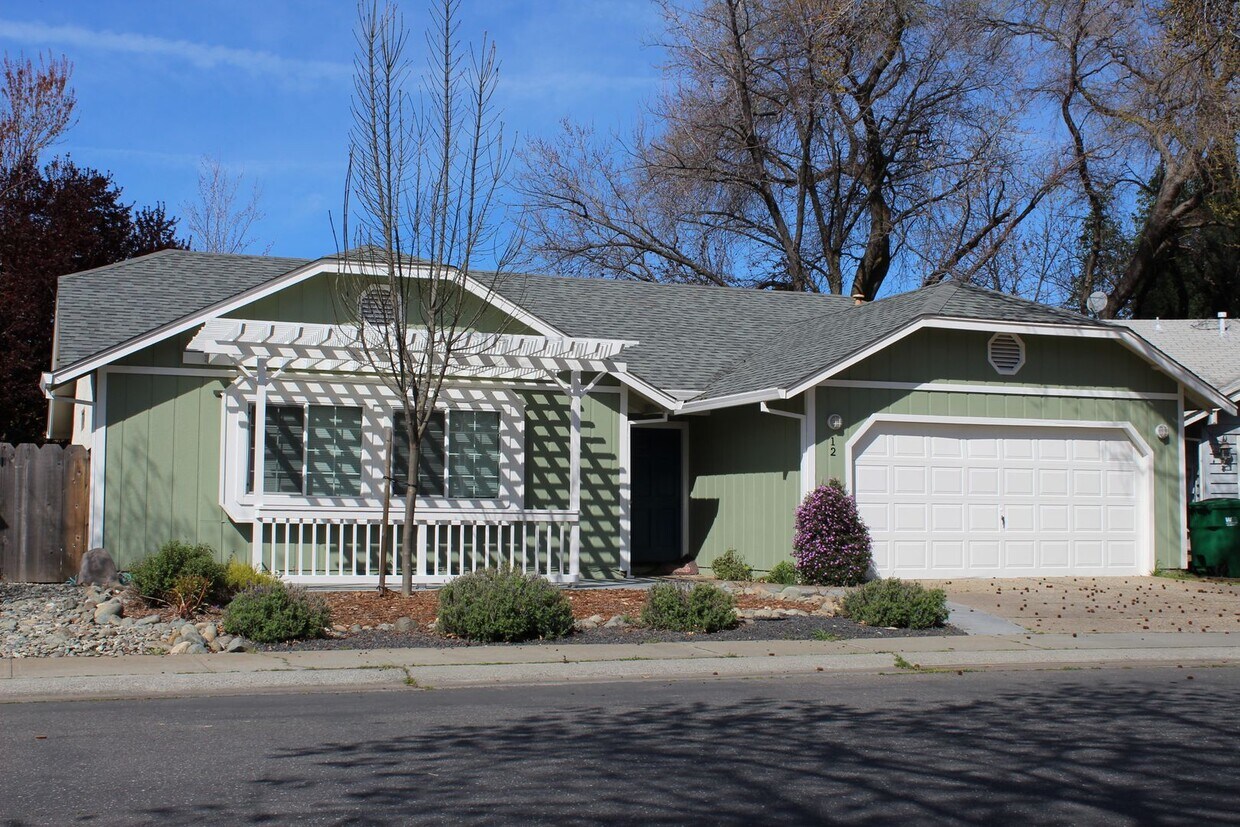 Primary Photo - 3-bedroom, 2-bath gem located just minutes...