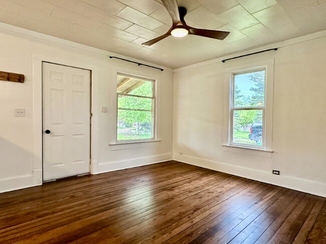 Building Photo - 427 3rd St W