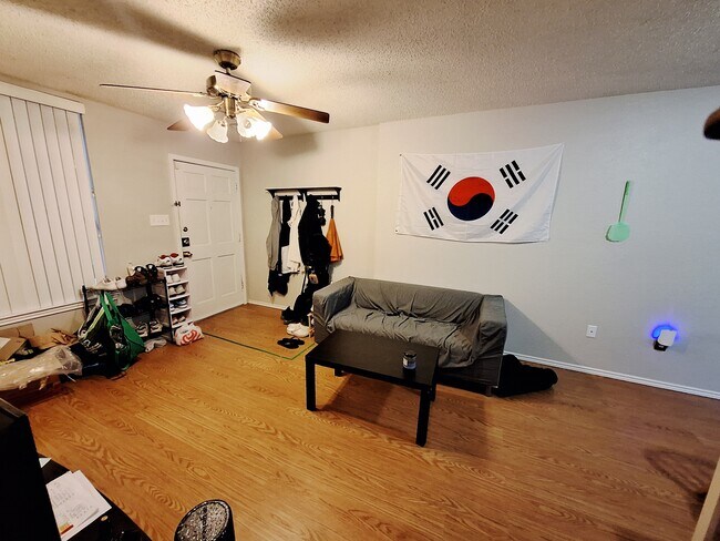 Foto del edificio - 2409 Leon St