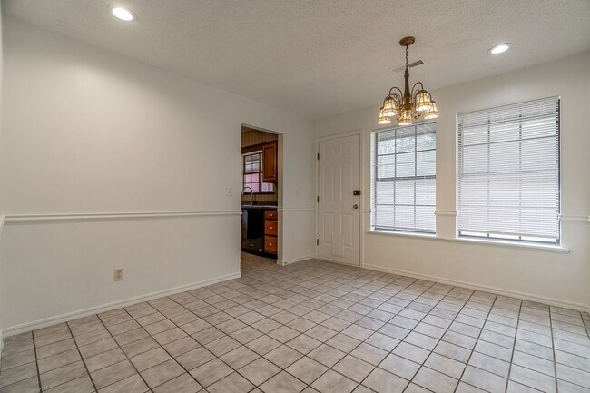 Foto del edificio - Beautiful 4BR Home Near UofA Campus! Lawn Care Included