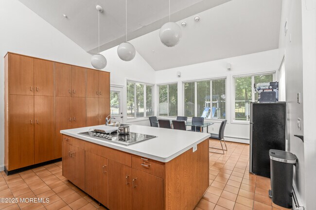 Building Photo - 460 Runyan Ave