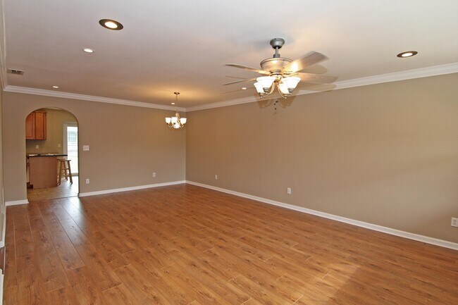 Building Photo - 4/2 with Huge Fenced Yard in Lovely Oviedo