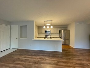 Building Photo - 8051 Bay Branch Dr