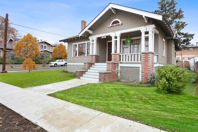 Foto del edificio - 320 E 8th St