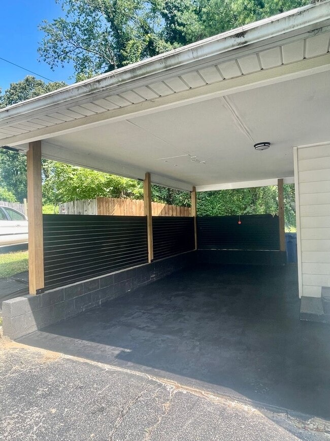 Building Photo - Cute 2 Bedroom, 1 Bathroom Home Minutes fr...