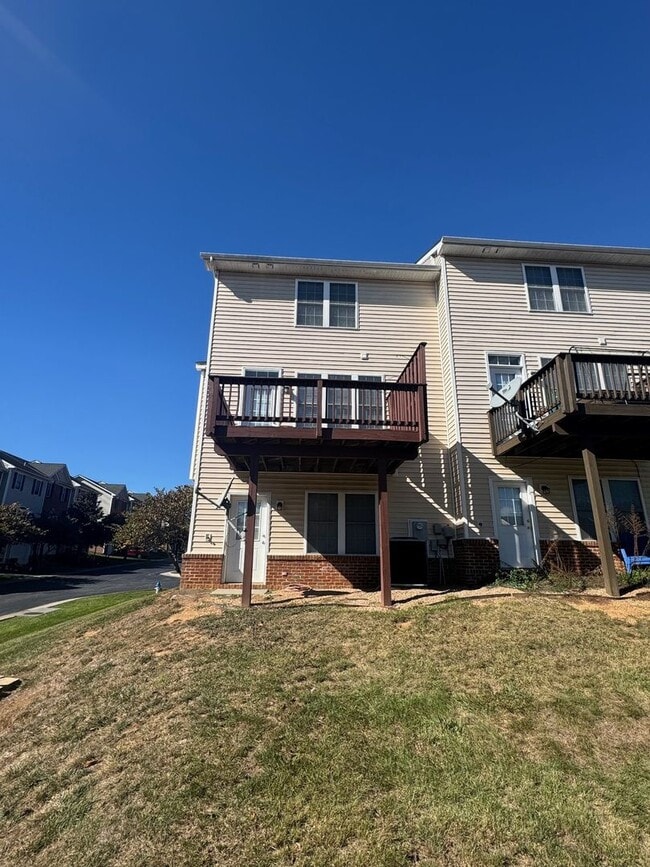 Building Photo - End Unit Townhouse With Garage and Unfinis...