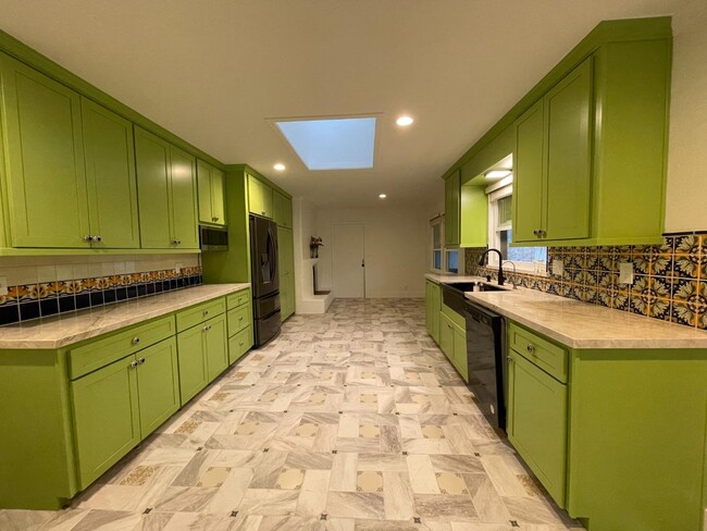 Foto del edificio - 26645 Altamont Rd