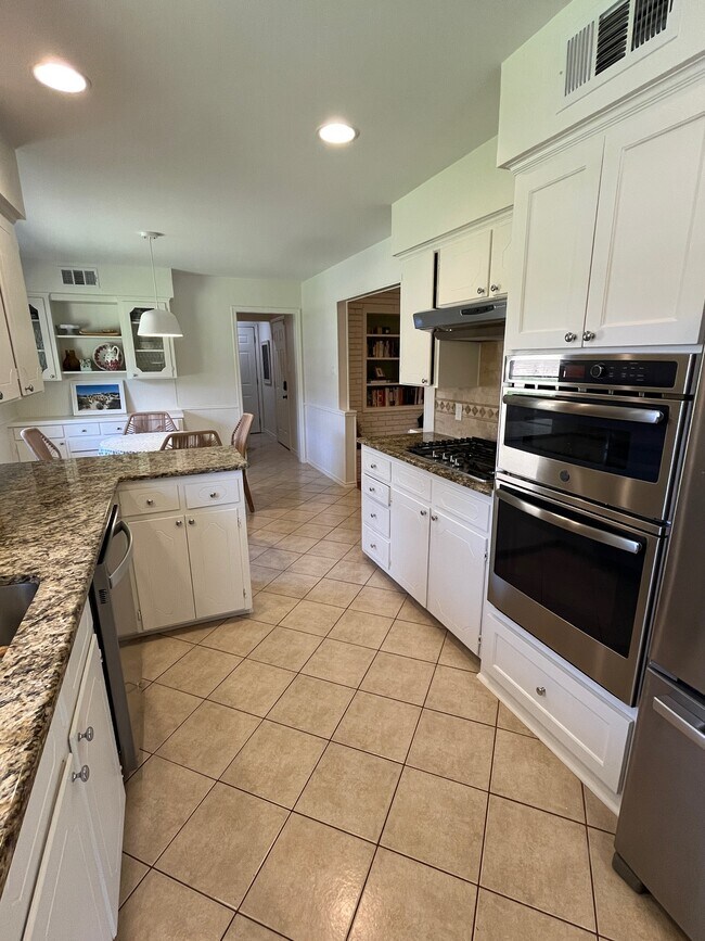 Foto del edificio - 430 Fall Creek Dr
