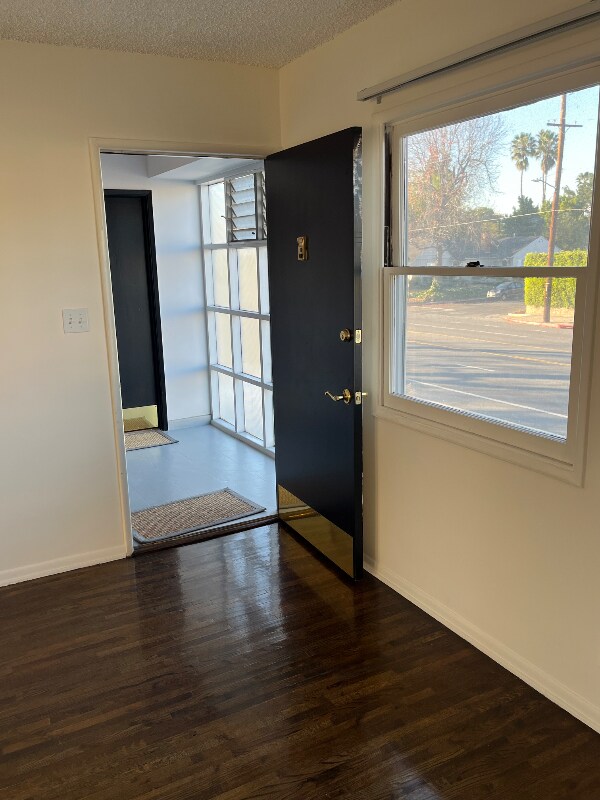 Foto del edificio - 13744 Burbank Blvd