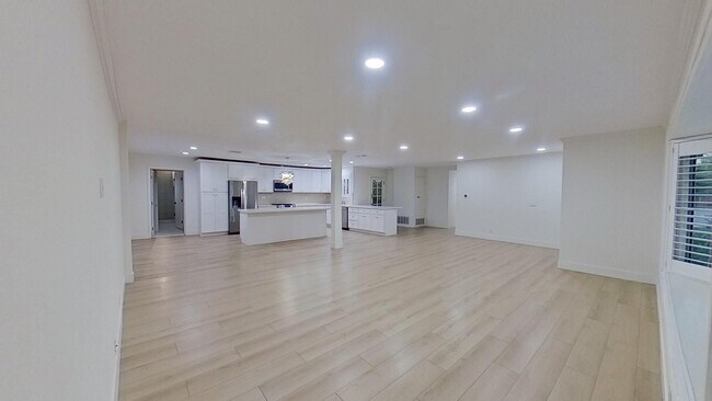 Foto del edificio - Stunning 4 Bed 3 Bath home in Huntington B...