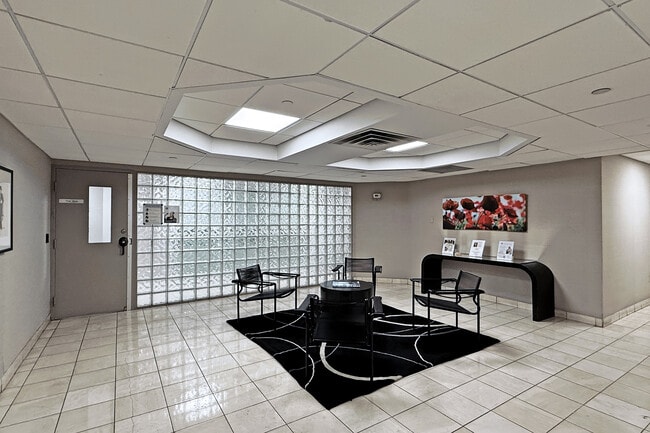 Photo du bâtiment - 725 King St W