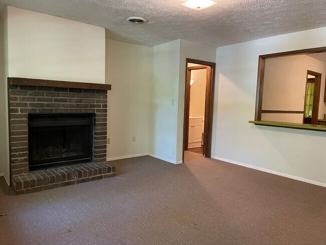 Building Photo - 2 bedroom 1 bath duplex is located off Whi...