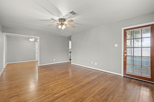Foto del edificio - 16307 Channing Way