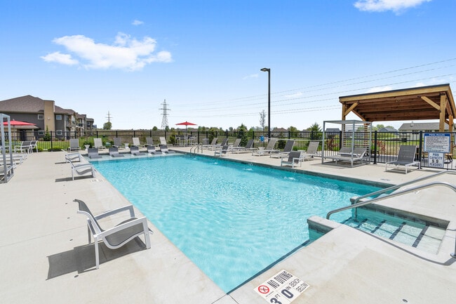 Piscina climatizada al aire libre y cristalina High Bluff - High Bluff Townhomes