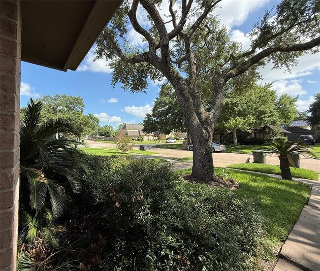 Building Photo - 3031 Green Fields Dr