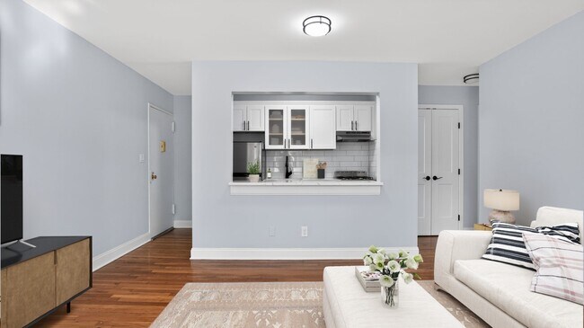 Bienvenidos a Eagle Rock Apartments en Mineola, donde la comodidad moderna se une a un estilo de vida elegante. Este espacio de hermoso diseño cuenta con una distribución amplia, acabados contemporáneos y abundante luz natural. ¡Programe su visita hoy mismo para conocer su nuevo hogar! - Eagle Rock Apartments at Mineola